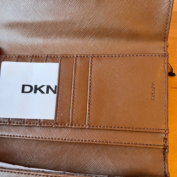 Brand New DKNY Donna Karen Green Leather Wallet - Picture 13 of 14